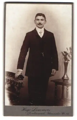 Fotografie Hugo Lammers, Dortmund, Rheinische Strasse 14, Eleganter Herr im Anzug