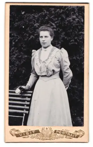 Fotografie unbekannter Fotograf und Ort, Dame in eleganter Kleidung mit Blume