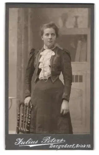 Fotografie Julius Peters, Bergedorf, Brink 10, Porträt einer Dame im eleganten Kleid