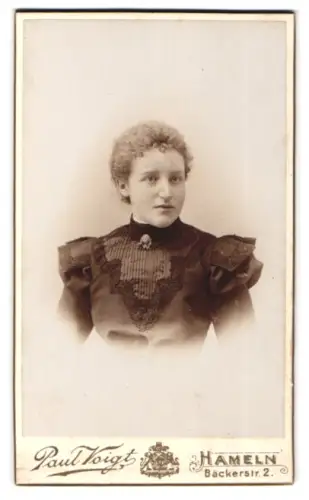 Fotografie Paul Voigt, Hameln, Bäckerstr. 2, Porträt einer Dame in elegantem Kleid