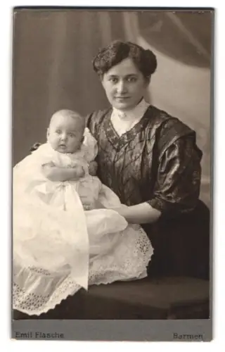 Fotografie Emil Flasche, Barmen, Heckinghauser Strasse 25, Mutter mit Kleinkind
