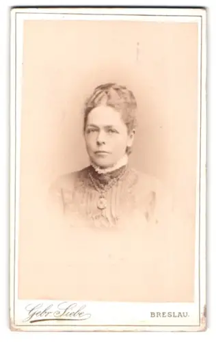 Fotografie Gebr. Siebe, Breslau, Neue Taschenstr. 1b, Porträt einer Frau mit hochgestecktem Haar
