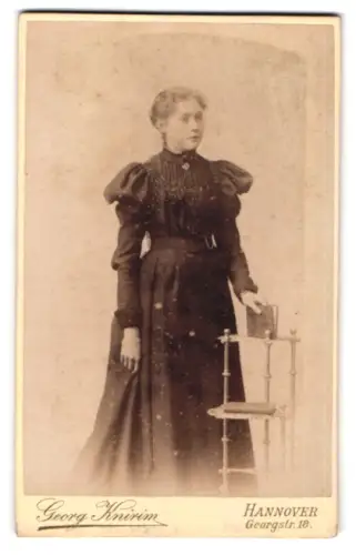 Fotografie Georg Knirim, Hannover, Georgstrasse 18, Junge Frau in elegantem Kleid