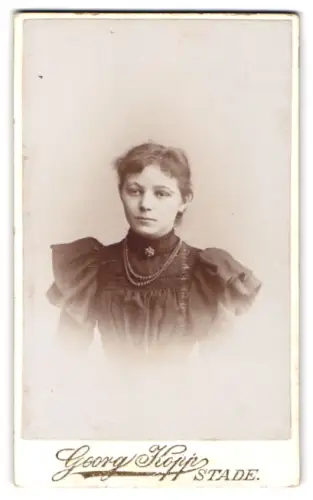 Fotografie Georg Kopp, Stade, Wilhadikirchhof 86, Junge Frau im eleganten Kleid