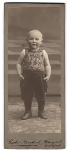 Fotografie Gustav Borchert, Wernigerode, Breite Strasse 10, Kleinkind in gemusterter Weste