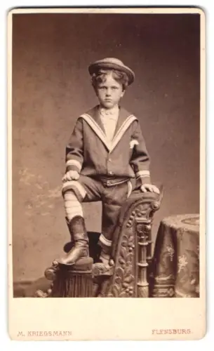 Fotografie M. Kriegsman, Flensburg, Nordermarkt 49, Junge im Matrosenanzug