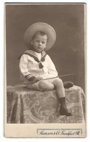 Fotografie Samson & Co., Frankfurt M., Zeil 46, Junge im Matrosenanzug