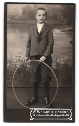 Fotografie M. Weiland, Berlin, Schönhauser Allee 49, Junge mit Reifen