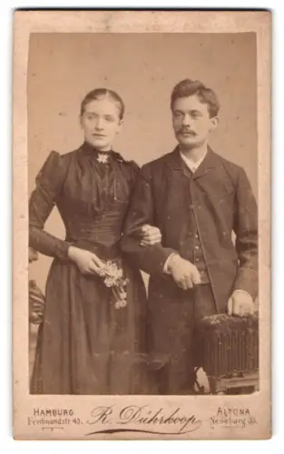 Fotografie R. Dührkoop, Hamburg, Ferdinandstr. 43, Paar in eleganter Kleidung