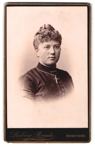 Fotografie Ludwig Brade, Bremerhaven, Fährstrasse 5, Porträt einer Frau mit Hochsteckfrisur
