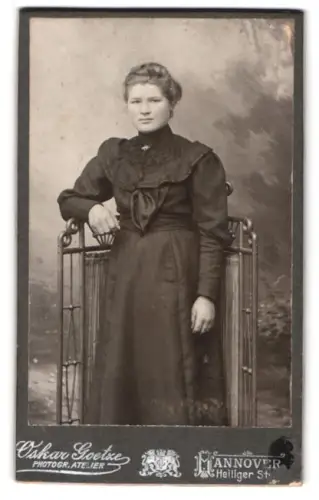 Fotografie Oskar Goetze, Hannover, Heiliger Strasse, Frau in elegantem Kleid