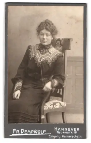 Fotografie Fr. Dempwolf, Hannover, Georgstrasse 18, Sitzende Frau mit elegantem Kleid