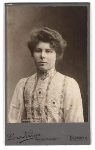 Fotografie Georg Knirim, Hannover, Aegidientorplatz 1, Porträt einer Frau in eleganter Kleidung