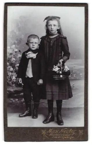 Fotografie Max Neuber, Meinersdorf, Porträt zweier Kinder mit Korb