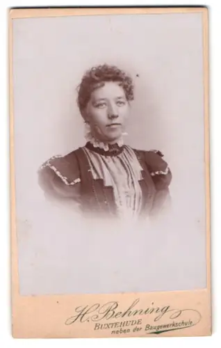 Fotografie H. Behning, Buxtehude, neben der Baugewerkschule, Porträt einer Frau