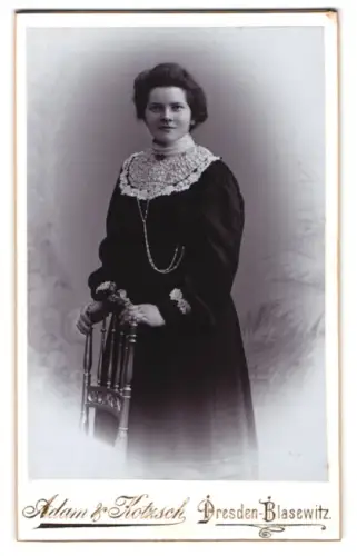 Fotografie Adam & Kotsch, Dresden-Blasewitz, Brucknerstrasse 1, Dame mit elegantem Spitzenkragen
