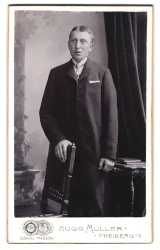 Fotografie Hugo Müller, Freiberg i. S., Fischerstrasse 29, Porträt eines Mannes in Anzug