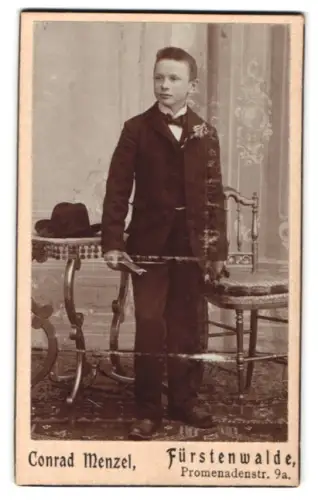Fotografie Conrad Menzel, Fürstenwalde, Promenadenstr. 9a, Junge mit Anzug und Hut