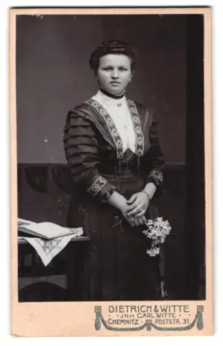 Fotografie Dietrich & Witte, Chemnitz, Poststrasse 31, Porträt einer jungen Frau mit Blumen