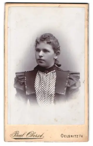 Fotografie Paul Oberst, Oelsnitz i.V., Bahnhofstrasse, Porträt einer jungen Frau