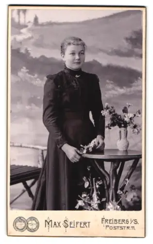 Fotografie Max Seifert, Freiberg i. S., Poststrasse 11, Porträt einer Dame mit Blumenarrangement