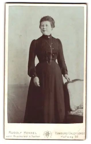 Fotografie Rudolf Henkel, Hamburg-Uhlenhorst, Hofweg 50, Elegante Dame im dunklen Kleid
