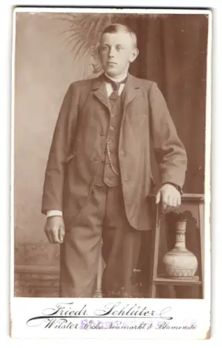 Fotografie Friedr. Schlüter, Wilster, Neumarkt & Blumenstrasse, junger Mann im Anzug