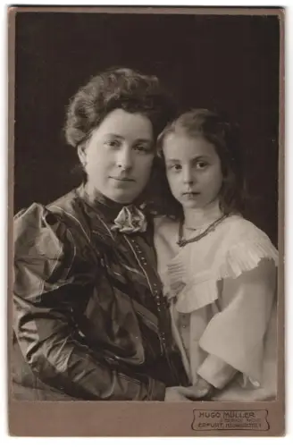 Fotografie Hugo Müller, Erfurt, Neuwerkstr. 7, Porträt einer Dame mit Kind