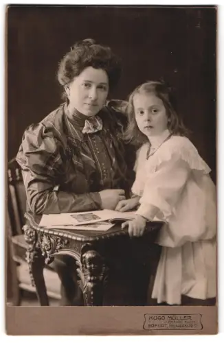 Fotografie Hugo Müller, Erfurt, Neuwerkstr. 7, Mutter mit Kind an einem Tisch