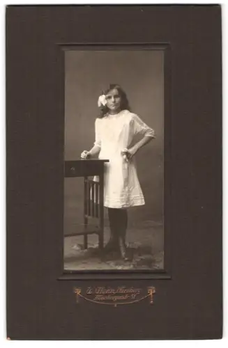Fotografie W. Glahn, Nürnberg, Allersbergerstr. 51, Mädchen im weissen Kleid