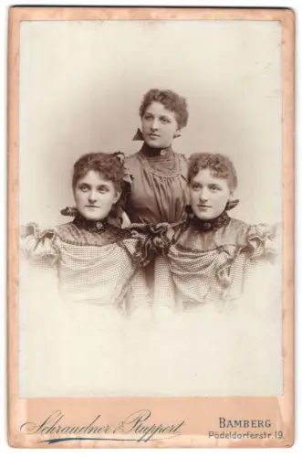 Fotografie Schraudner & Ruppert, Bamberg, Pödeldorferstr. 19, Drei Damen in eleganter Kleidung