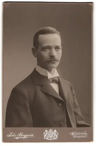Fotografie John Bergqvist, Filipstad, Kyrkogatan 6, Porträt eines Mannes mit Schnurrbart