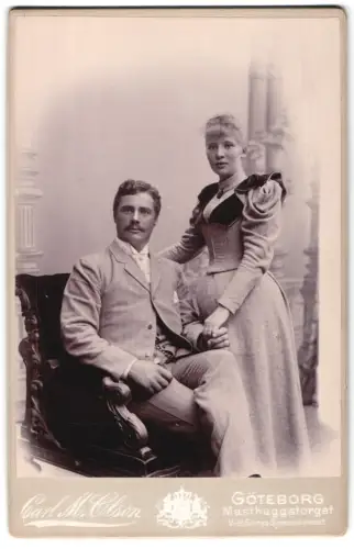 Fotografie Carl M. Olson, Göteborg, Masthuggstorget, Elegantes Paar im Studio