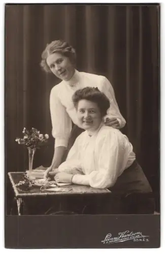 Fotografie Livan Karlsson, Borås, Portrait zweier Damen