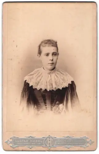Fotografie Gustav Habel, Hamburg, Kaiser-Wilhelmstr., Dame mit Spitzenkragen