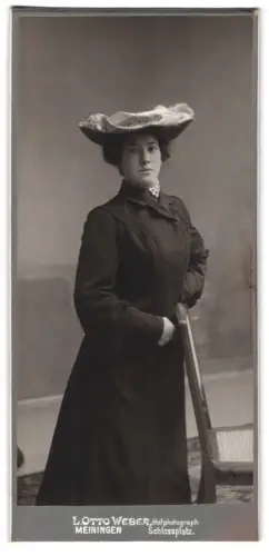 Fotografie L. Otto Weber, Meiningen, Schlossplatz, Dame in elegantem Kleid mit Hut