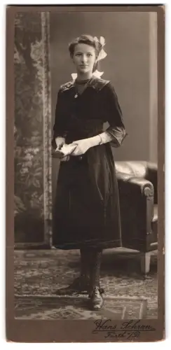 Fotografie Hans Schran, Fürth i. B., Elegante Dame mit Handschuhen