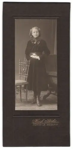 Fotografie Karl Stöhr, Fürth, Glückstrasse 7, Mädchen im dunklen Kleid neben Stuhl