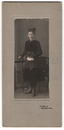 Fotografie G. Henner, Gunzenhausen, Stehendes Mädchen mit Schleife im Haar
