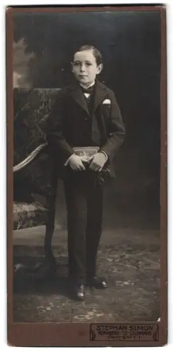Fotografie Stephan Simon, Nürnberg, Georgstrasse 1, Junge mit Buch im Anzug
