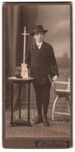 Fotografie Herm. Jursch, Nürnberg, Tafelfeldstr. 8, Eleganter Junge mit Kerze