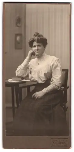 Fotografie Herm. Jursch, Nürnberg, Tafelfeldstrasse 8, Dame im eleganten Kleid