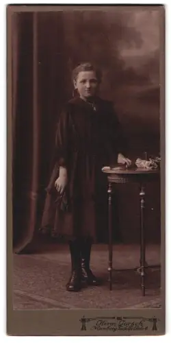 Fotografie Herm. Jursch, Nürnberg, Tafelfeldstrasse 8, Mädchen mit Tisch