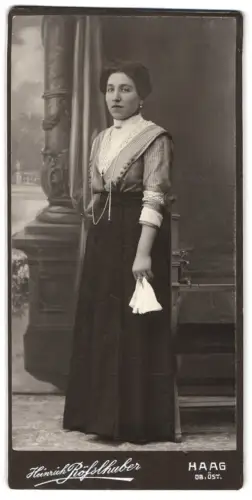 Fotografie Heinrich Rösslhuber, Haag, Elegante Dame mit Halstuch