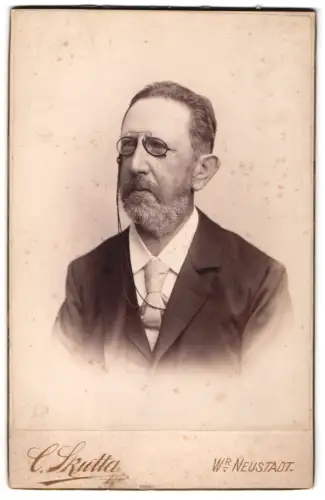 Fotografie C. Skutta, Wr. Neustadt, Banhngasse 27, Porträt eines Mannes mit Brille