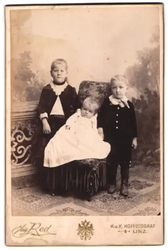 Fotografie Aug. Red, Linz, Landstrasse, Drei Kinder in eleganter Kleidung