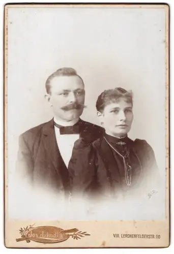 Fotografie Jos. Jahudka, Wien, Lerchenfelderstr. 50, Paar im feinen Zwirn