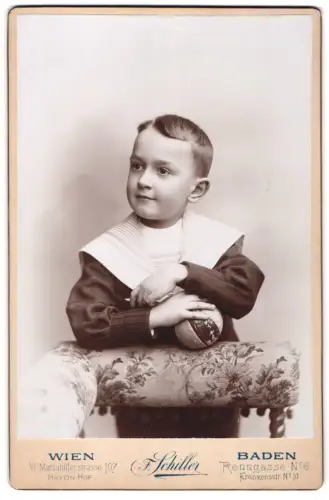 Fotografie F. Schiller, Wien, Mariahilferstrasse 107, Porträt eines Jungen mit Ball