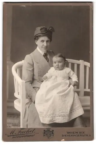 Fotografie M. Fachet, Wien, Sieveringer Strasse 5, Mutter mit Kind auf einer Bank