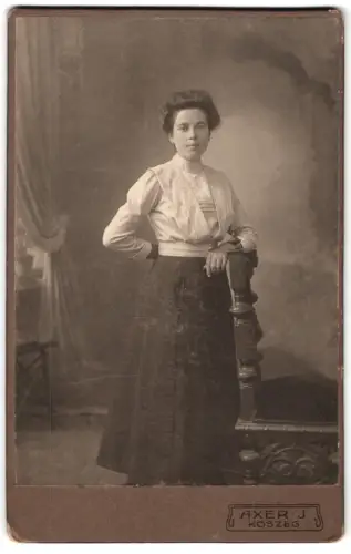 Fotografie Axer J., Köszeg, Király út 27, Porträt einer jungen Frau